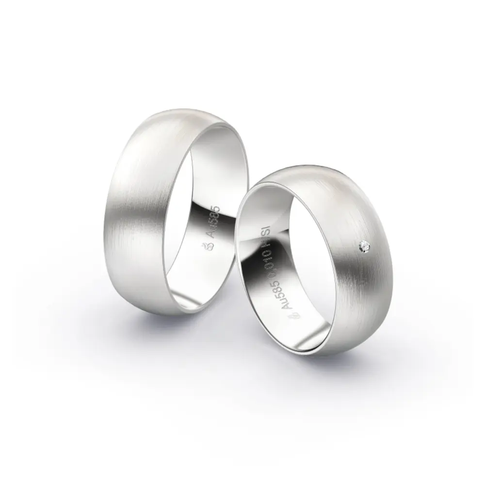 Aufnahme von seidenmatten Trauringen aus Weissgold mit weißem 0,01 Ct. Diamanten