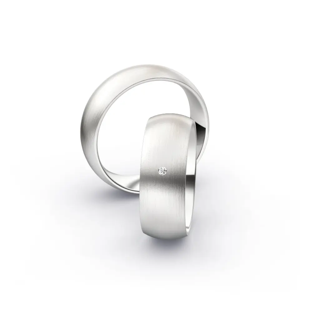 Aufnahme von seidenmatten Trauringen aus Weissgold mit weißem 0,01 Ct. Diamanten