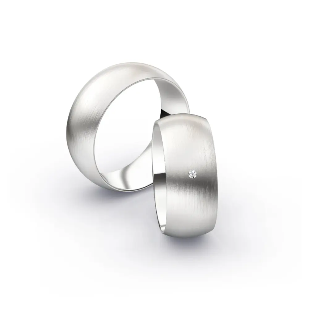 Aufnahme von Trauringen aus Weissgold mit Längsmattierung und Diamanten
