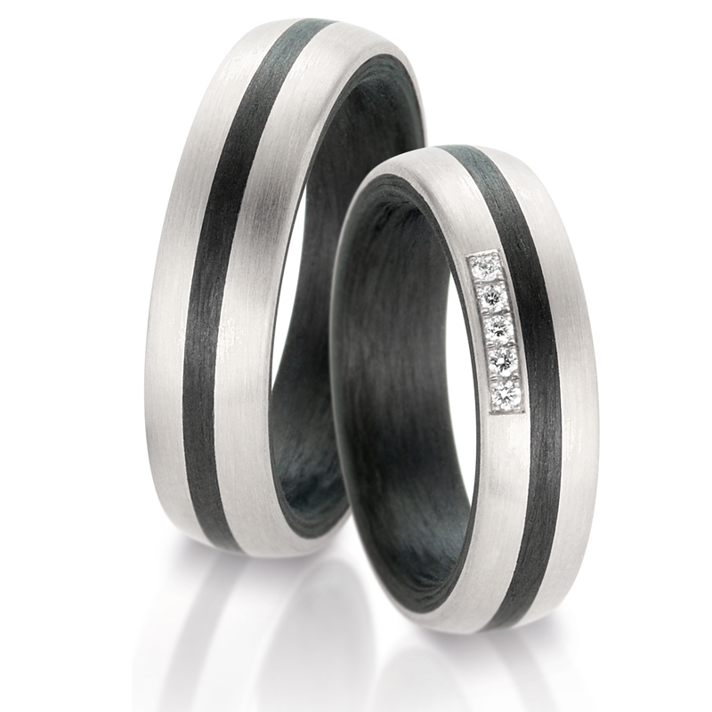 Aufnahme von Partnerringen aus Carbon mit zwei Titan Seitenstreifen und 5 Diamanten