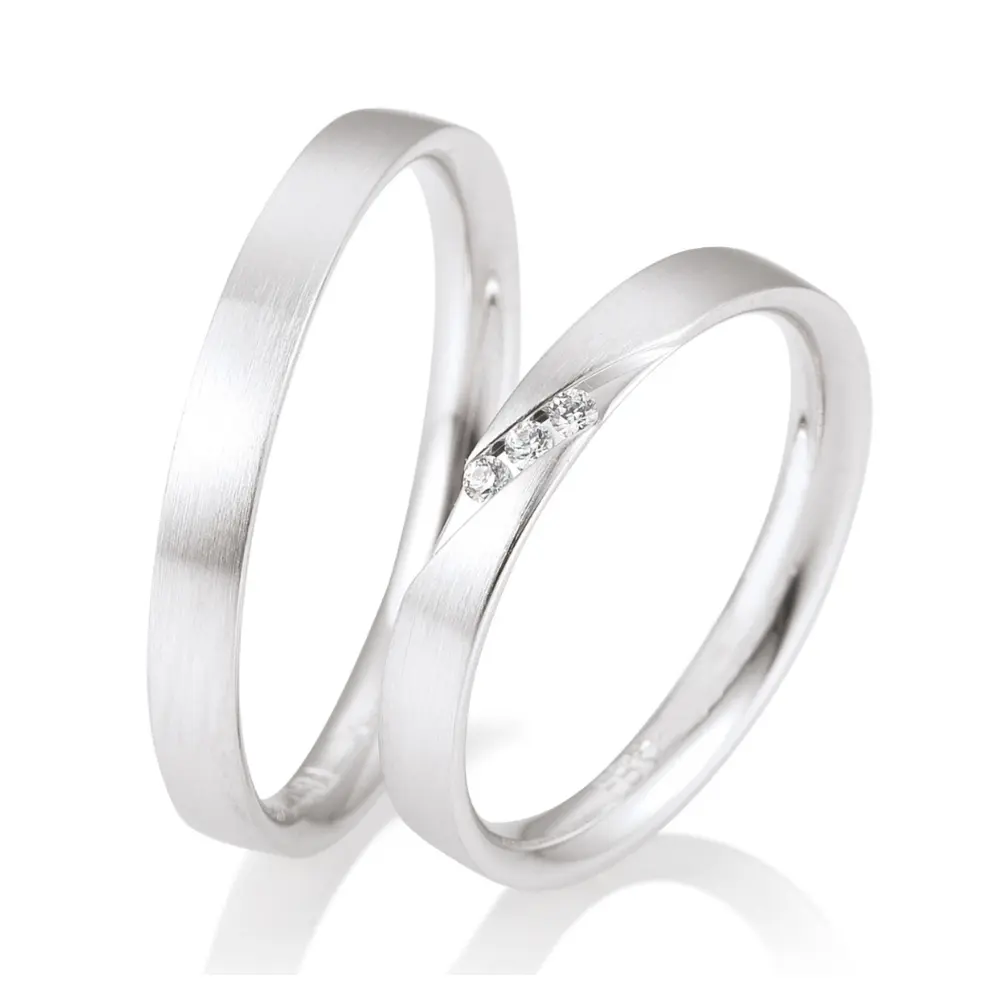 Längsmatte schmale Weißgold Eheringe mit 3 Diamanten von der Seite