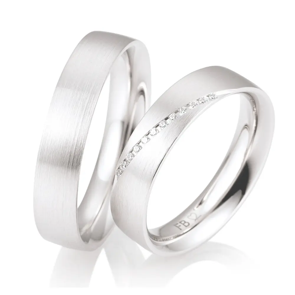 Matte Weißgold Eheringe mit einem schrägen Band aus Diamanten