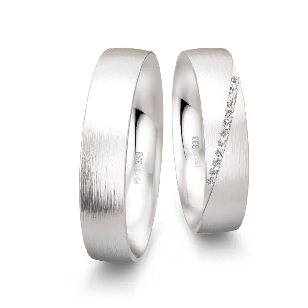 Matte Weißgold Eheringe mit einem schrägen Band aus Diamanten