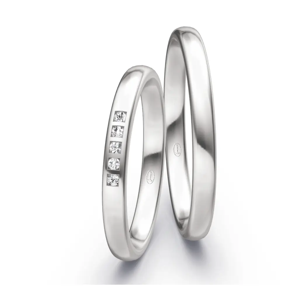 Polierte Weißgold Eheringe mit 5 weißen Diamanten einzeln gefasst