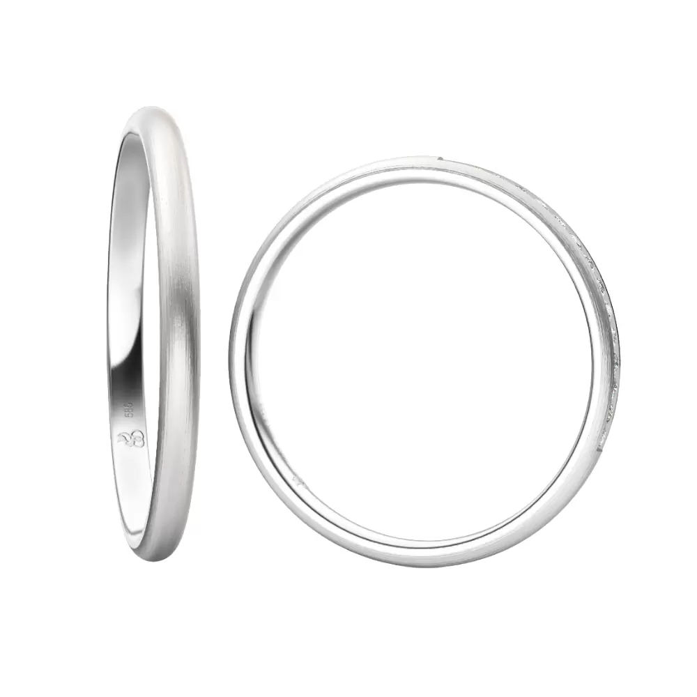 Eheringe aus mattem Weißgold in schmalem Design mit 15 Diamanten von hinten
