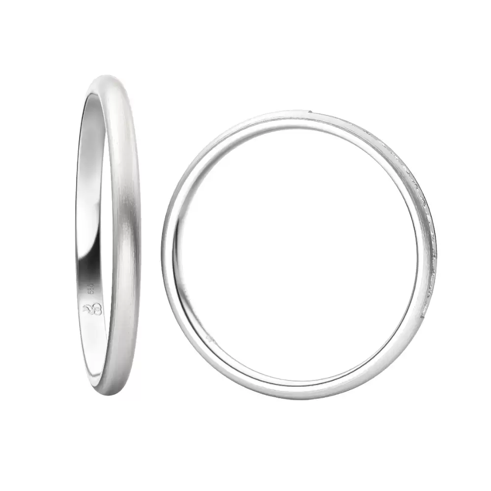Eheringe aus mattem Weißgold in schmalem Design mit 15 Diamanten von hinten