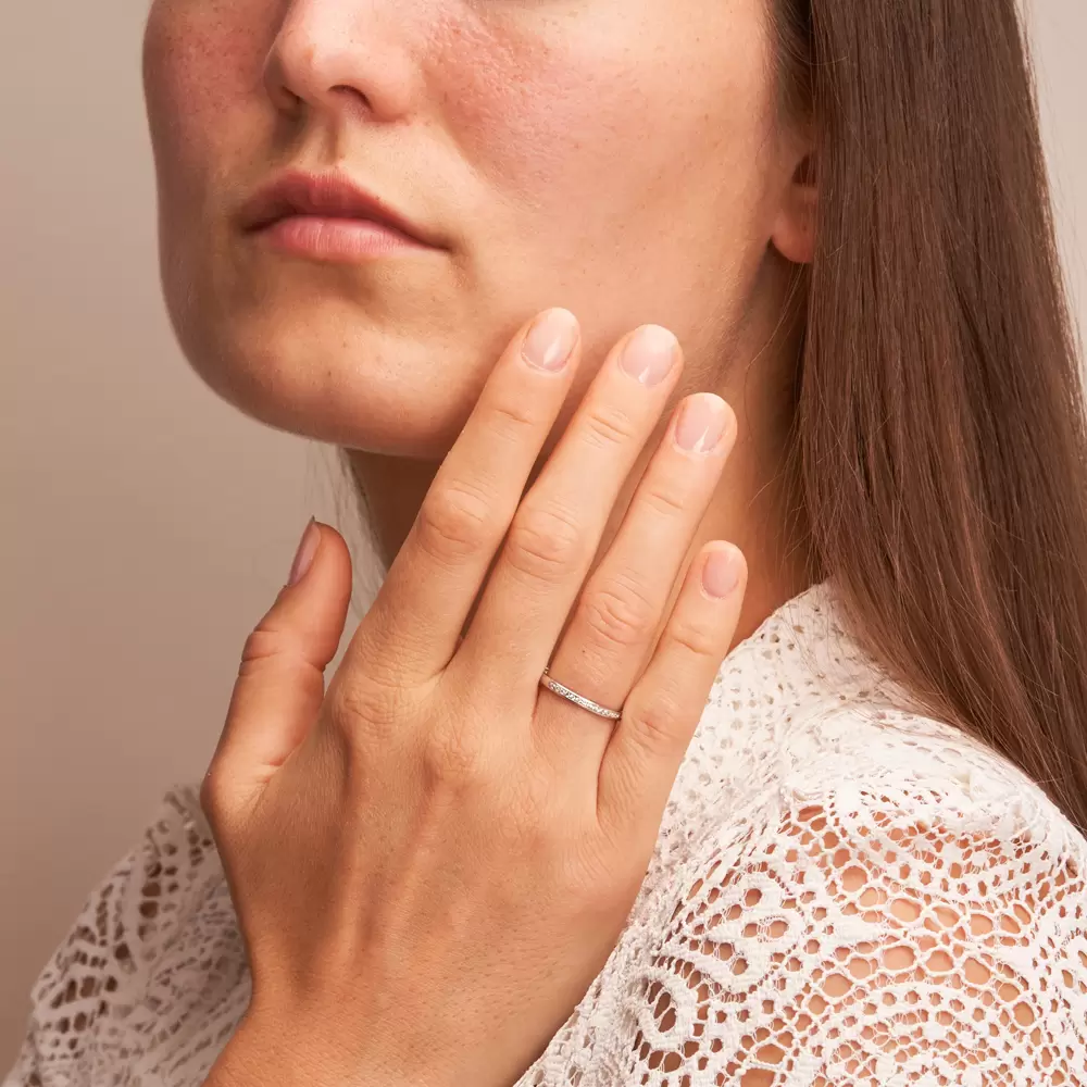 Eheringe aus mattem Weißgold in schmalem Design mit 15 Diamanten auf Hand