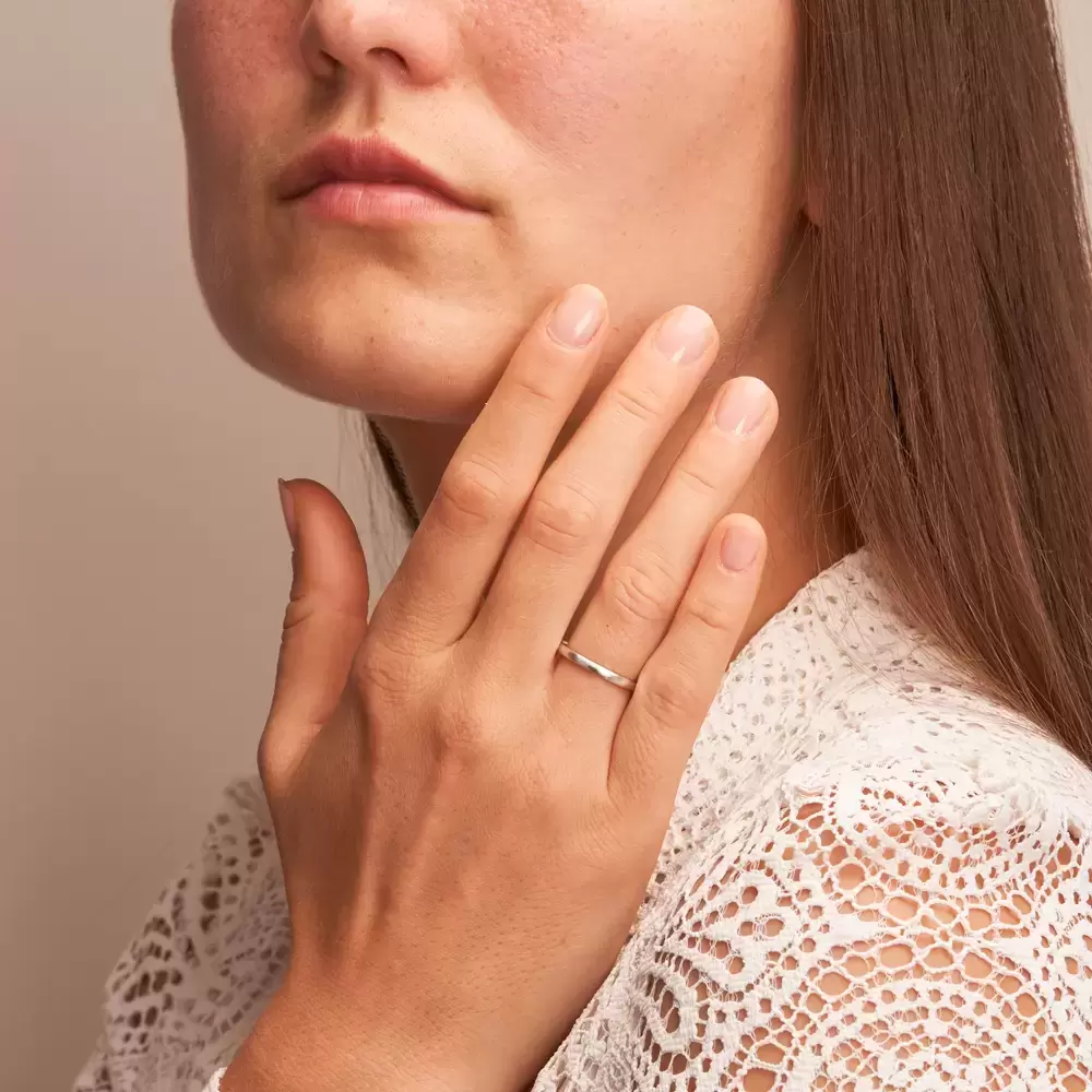 Eheringe aus mattem Weißgold in schmalem Design auf Hand