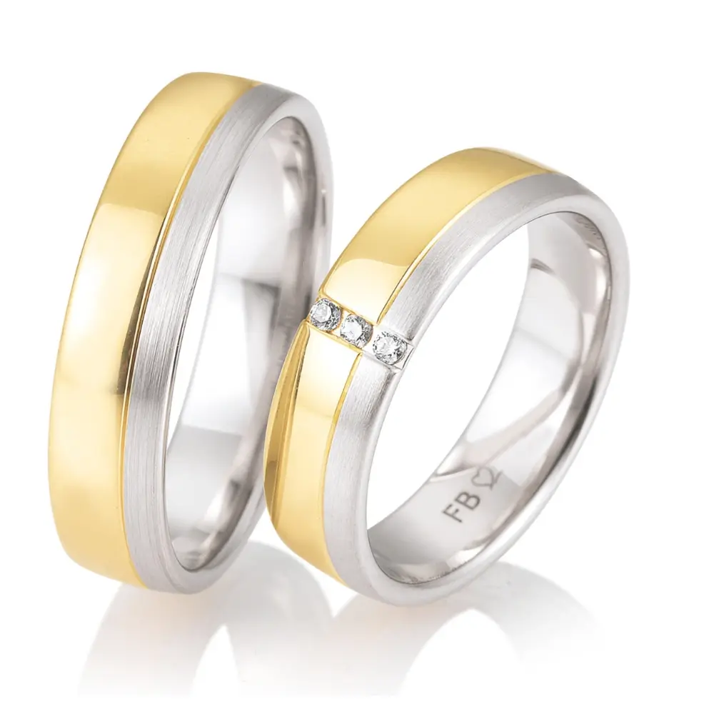 Bicolore Gelbgold Eheringe mit Weißgold-Streifen und 3 Diamanten je 0,015 Karat