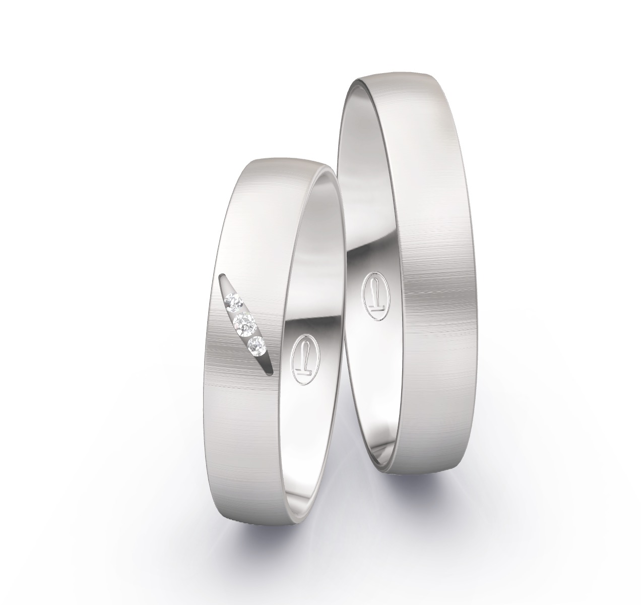 Trauringe aus Weißgold mit 3 Diamanten in Vertiefung und quermatter Oberfläche