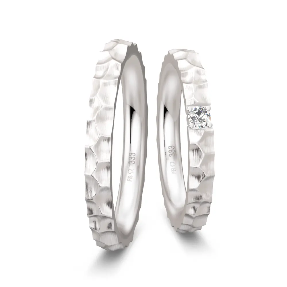 Hammerschlag designte Eheringe aus Weißgold mit 0,09 Karat Diamanten