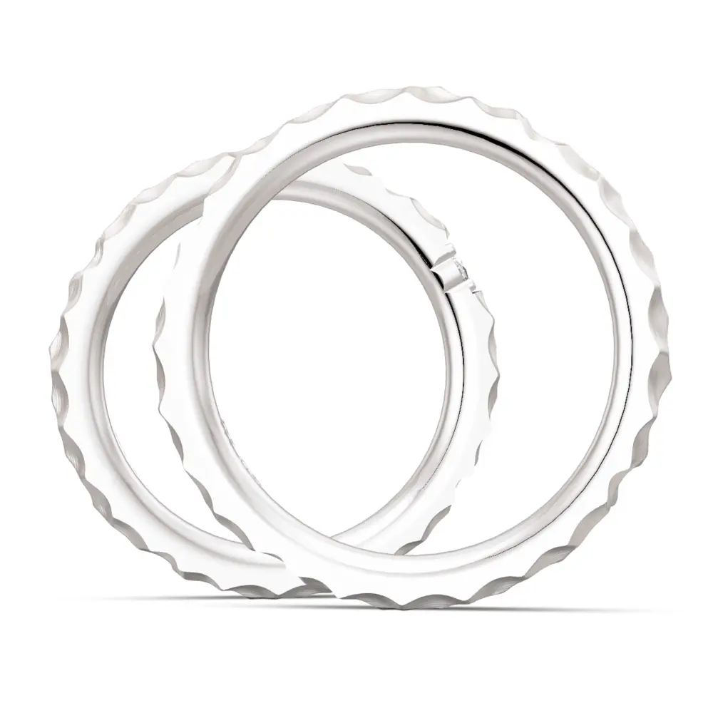 Hammerschlag designte Eheringe aus Weißgold mit 0,09 Karat Diamanten seitlich