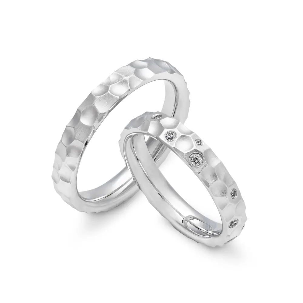 Hammerschlag Weißgold Eheringe mit 7 Diamanten in Sternenhimmel-Optik