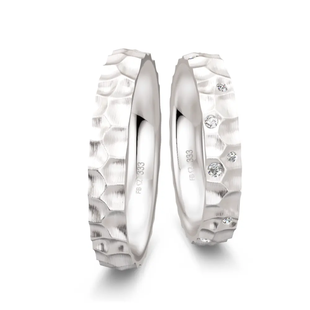 Hammerschlag Weißgold Eheringe mit 7 Diamanten in Sternenhimmel-Optik