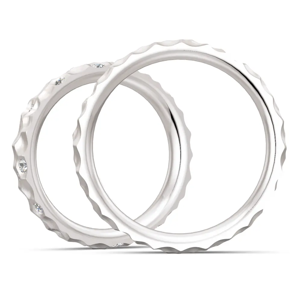 Hammerschlag Weißgold Eheringe mit 7 Diamanten in Sternenhimmel-Optik seitlich