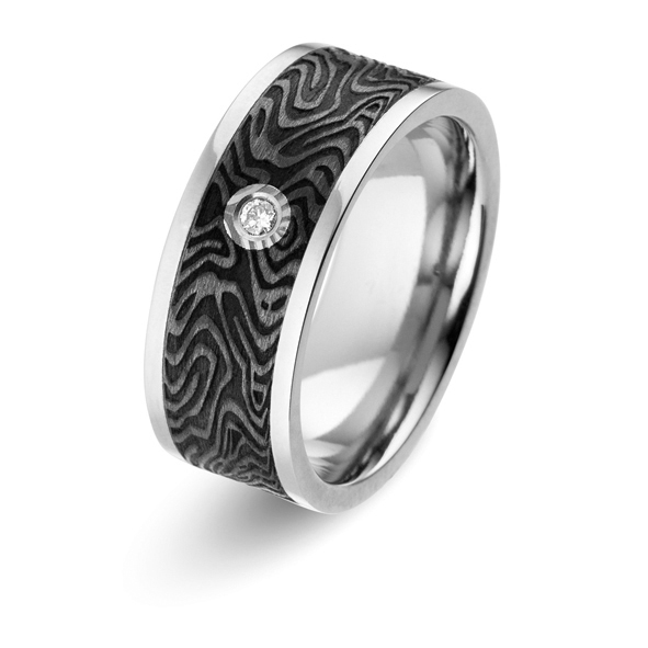 Aufnahme von Partnerringen aus Titan mit Carboneinlage in Holzoptik mit Diamanten