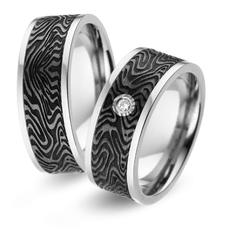Aufnahme von Partnerringen aus Titan mit Carboneinlage in Holzoptik mit Diamanten