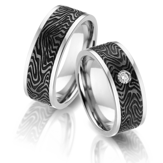 Aufnahme von Partnerringen aus Titan mit Carboneinlage in Holzoptik mit Diamanten