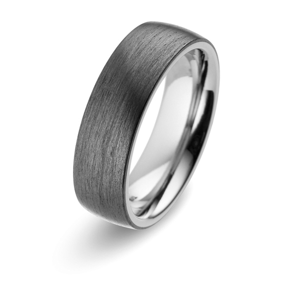 Aufnahme von Titan Eheringen mit schwarzer Carboneinlage und Diamanten