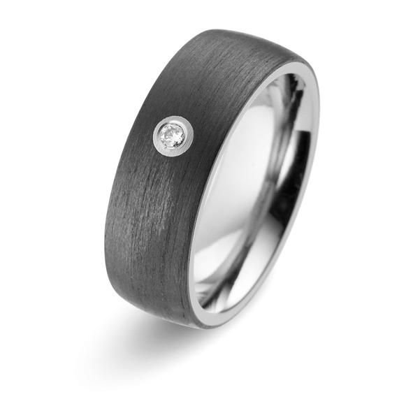Aufnahme von Titan Eheringen mit schwarzer Carboneinlage und Diamanten