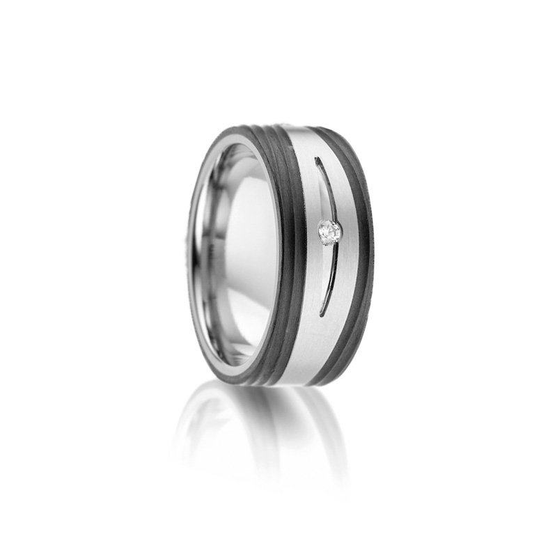 Aufnahme von Titan Ehering mit strukturiertem Carbonstreifen und 1 Diamanten 