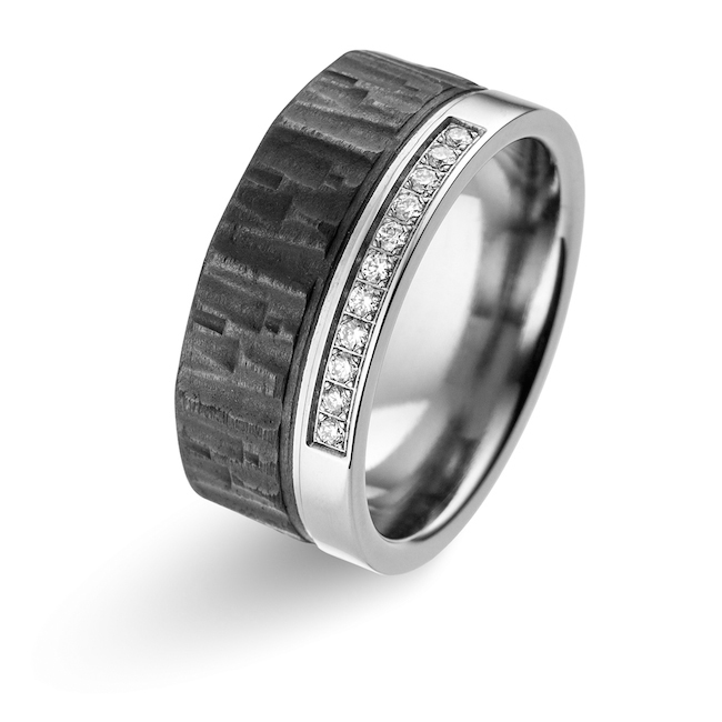 Aufnahme von Titan Eheringen mit oberflächenstrukturiertem Carbonstreifen und 11 Diamanten