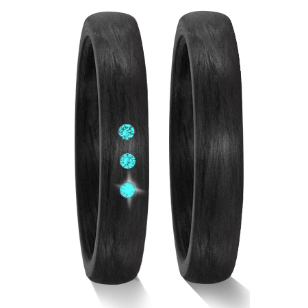 Schmale farbenfrohe Eheringe aus Carbon mit drei blauen Diamanten 3930