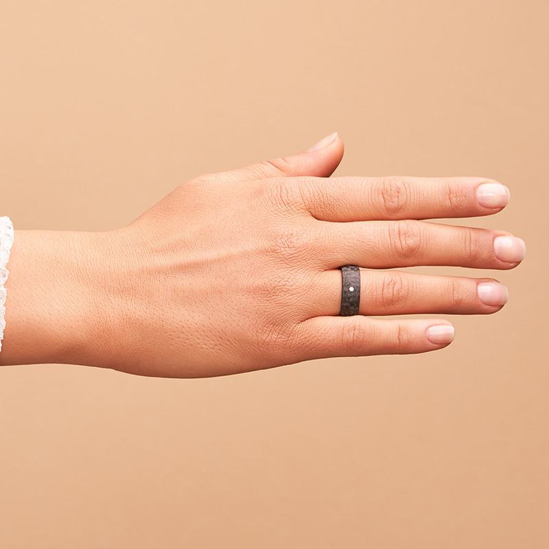 Aufnahme von Carbon Eheringen mit Maserung auf Hand