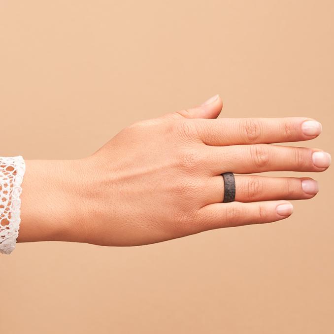 Aufnahme von Carbon Eheringen mit Maserung auf Hand