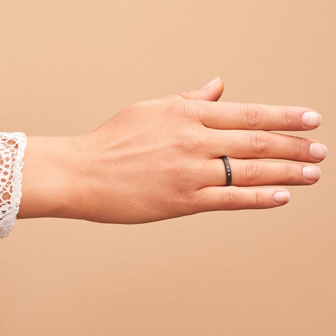 Aufnahme von schwarzen Eheringen in 3 mm aus Carbon auf Hand