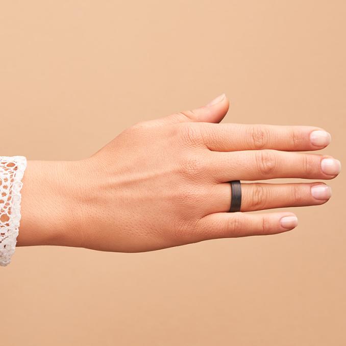 Aufnahme von schwarzem Carbonring auf Hand in 6 mm