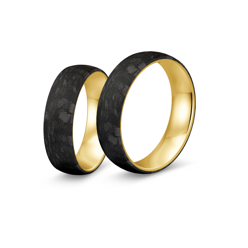 Aufnahme von gemaserten Eheringen aus Gelbgold&Carbon mit Diamanten in Sternenhimmel-Optik