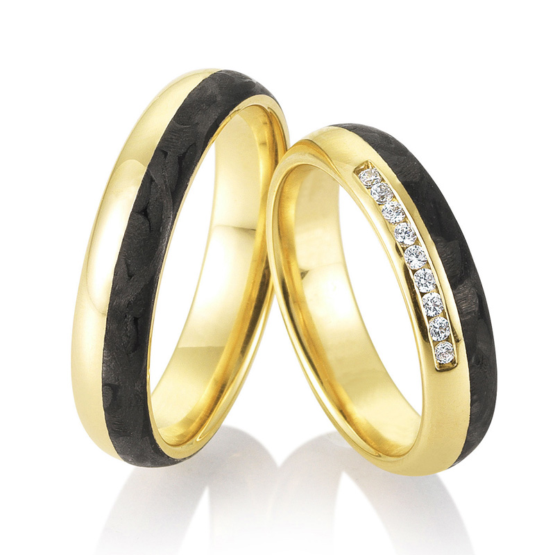 Aufnahme von Eheringen aus poliertem Gelbgold mit Carbonstreifen und 9 Diamanten