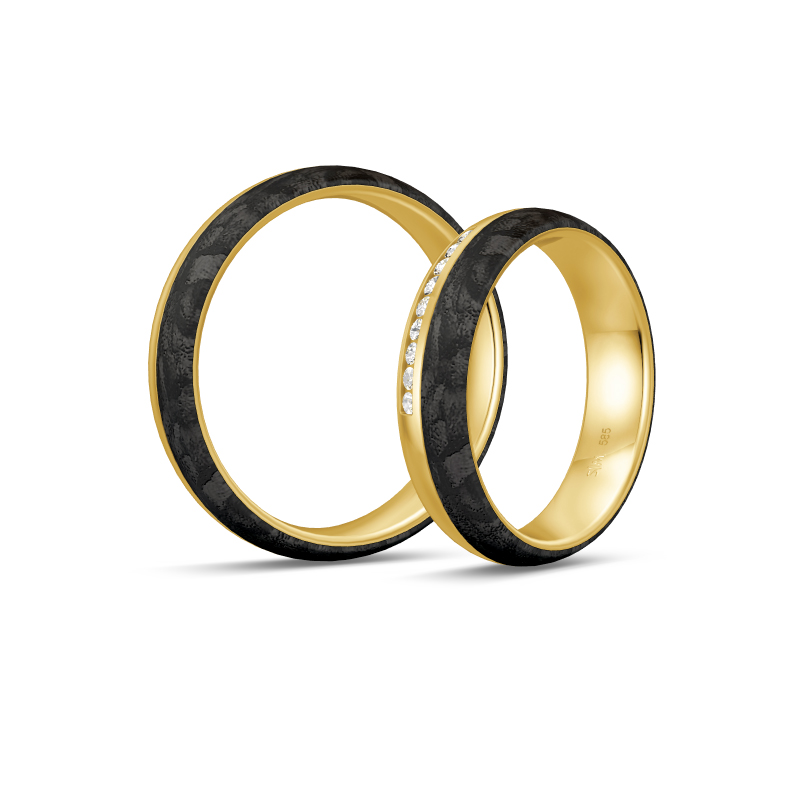 Aufnahme von Eheringen aus poliertem Gelbgold mit Carbonstreifen und 9 Diamanten