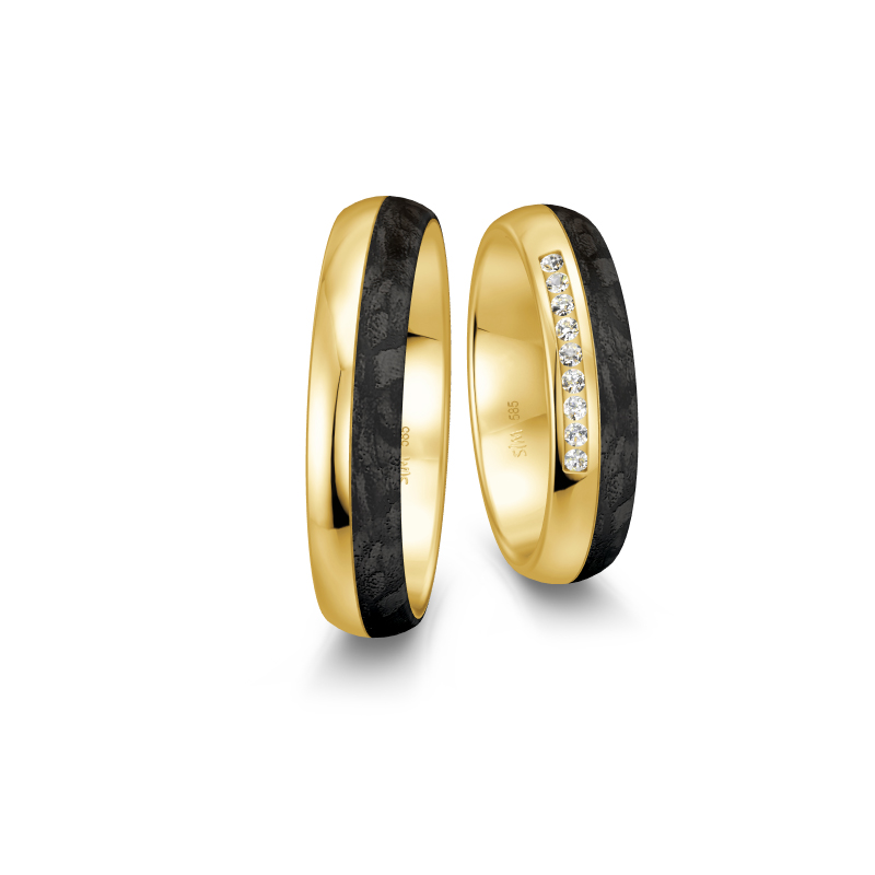Aufnahme von Eheringen aus poliertem Gelbgold mit Carbonstreifen und 9 Diamanten
