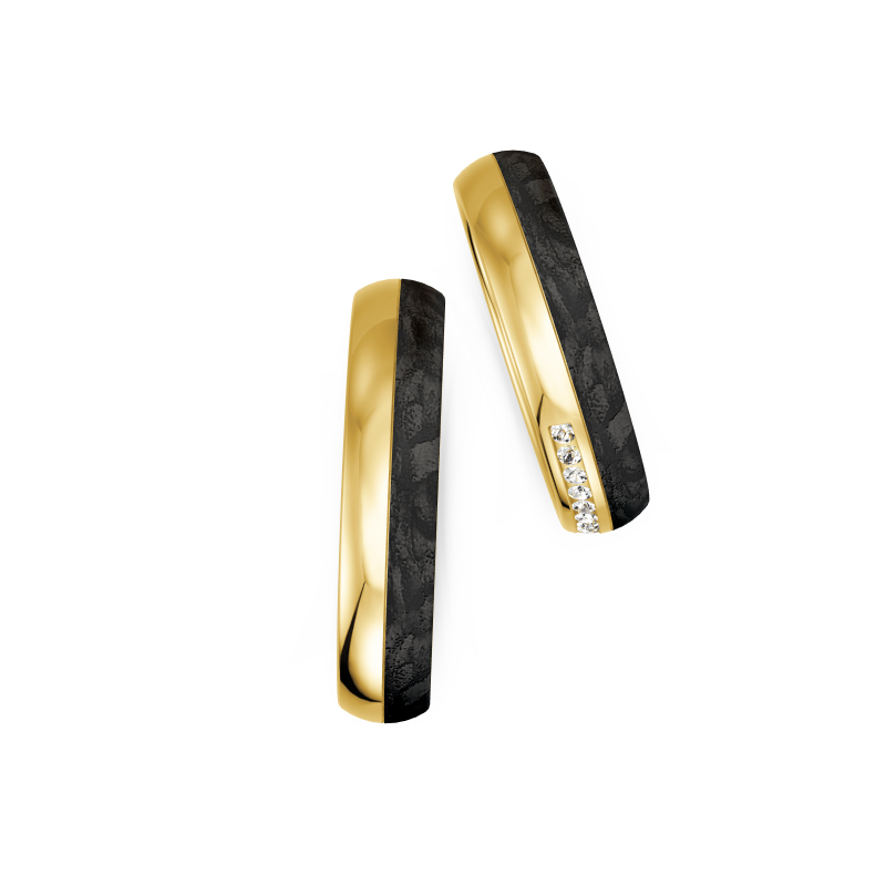 Aufnahme von Eheringen aus poliertem Gelbgold mit Carbonstreifen und 9 Diamanten