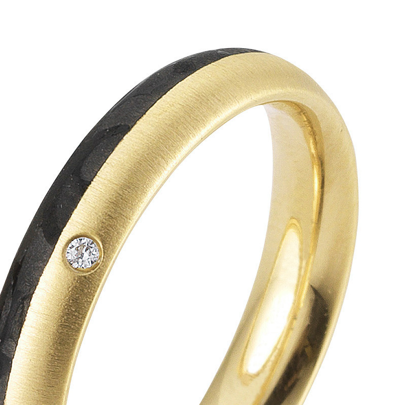 Aufnahme von schmalen quergebürsteten Eheringen aus Gelbgold mit Carbon und Diamanten