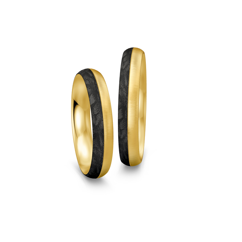 Aufnahme von schmalen quergebürsteten Eheringen aus Gelbgold mit Carbon und Diamanten