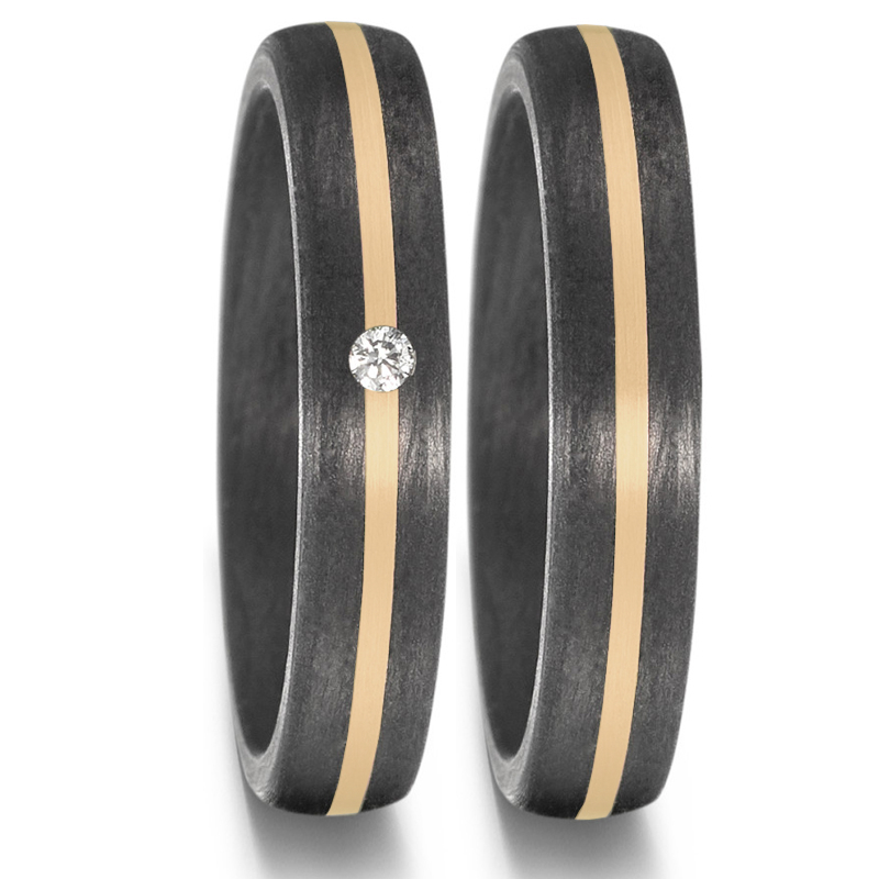 Schöne Eheringe aus Carbon mit Diamanten und mittig gesetztem Gelbgoldstreifen 8926917