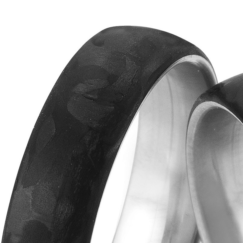 Aufnahme von Eheringen aus Palladium 500 und Carbon mit Diamanten und Sternenhimmel-Look