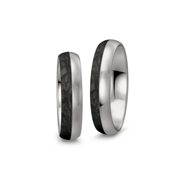 Aufnahme von Eheringen aus Palladium 500 und Carbon mit Diamanten in Kanalfassung