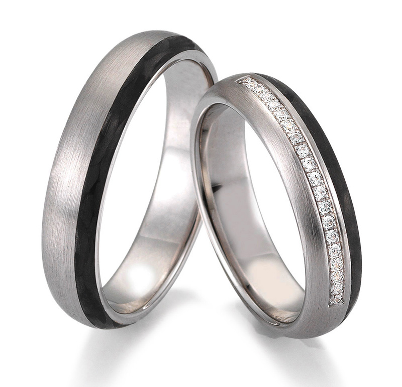 Aufnahme von mattierten Eheringen aus Palladium 500 mit schwarzem Carbon und 20 Diamanten