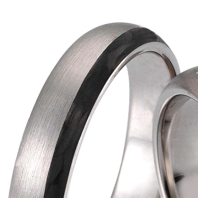 Aufnahme von mattierten Eheringen aus Palladium 500 mit schwarzem Carbon und 20 Diamanten