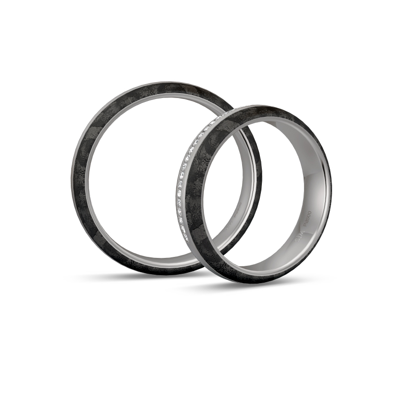 Aufnahme von mattierten Eheringen aus Palladium 500 mit schwarzem Carbon und 20 Diamanten