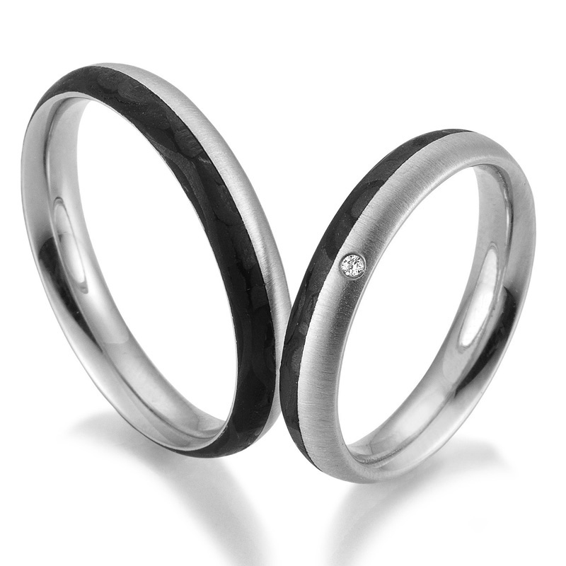 Aufnahme von Eheringen aus Palladium 500 und Carbon mit gebürsteter Oberfläche und Diamanten