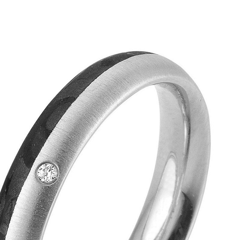 Aufnahme von Eheringen aus Palladium 500 und Carbon mit gebürsteter Oberfläche und Diamanten
