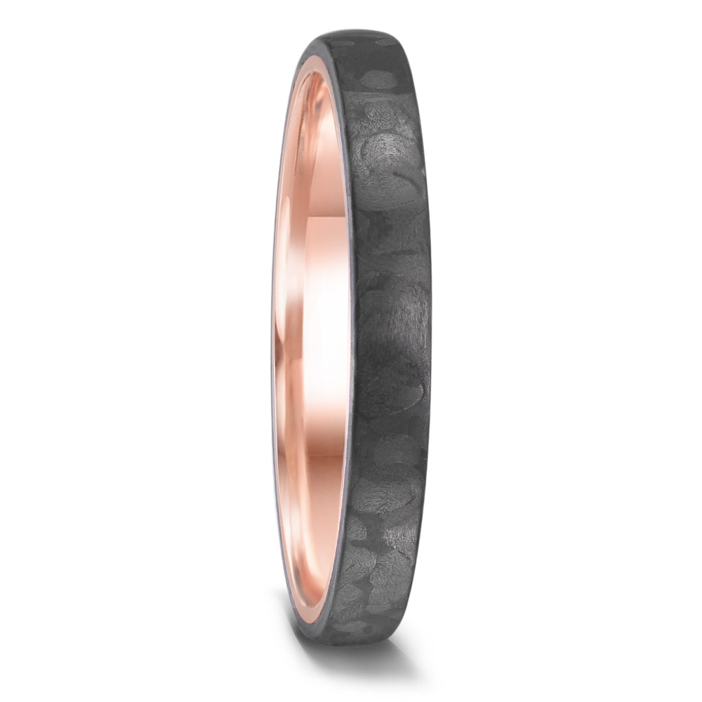 Aufnahme von schmalen Eheringen aus schwarzem Carbon mit Rotgold und Diamanten