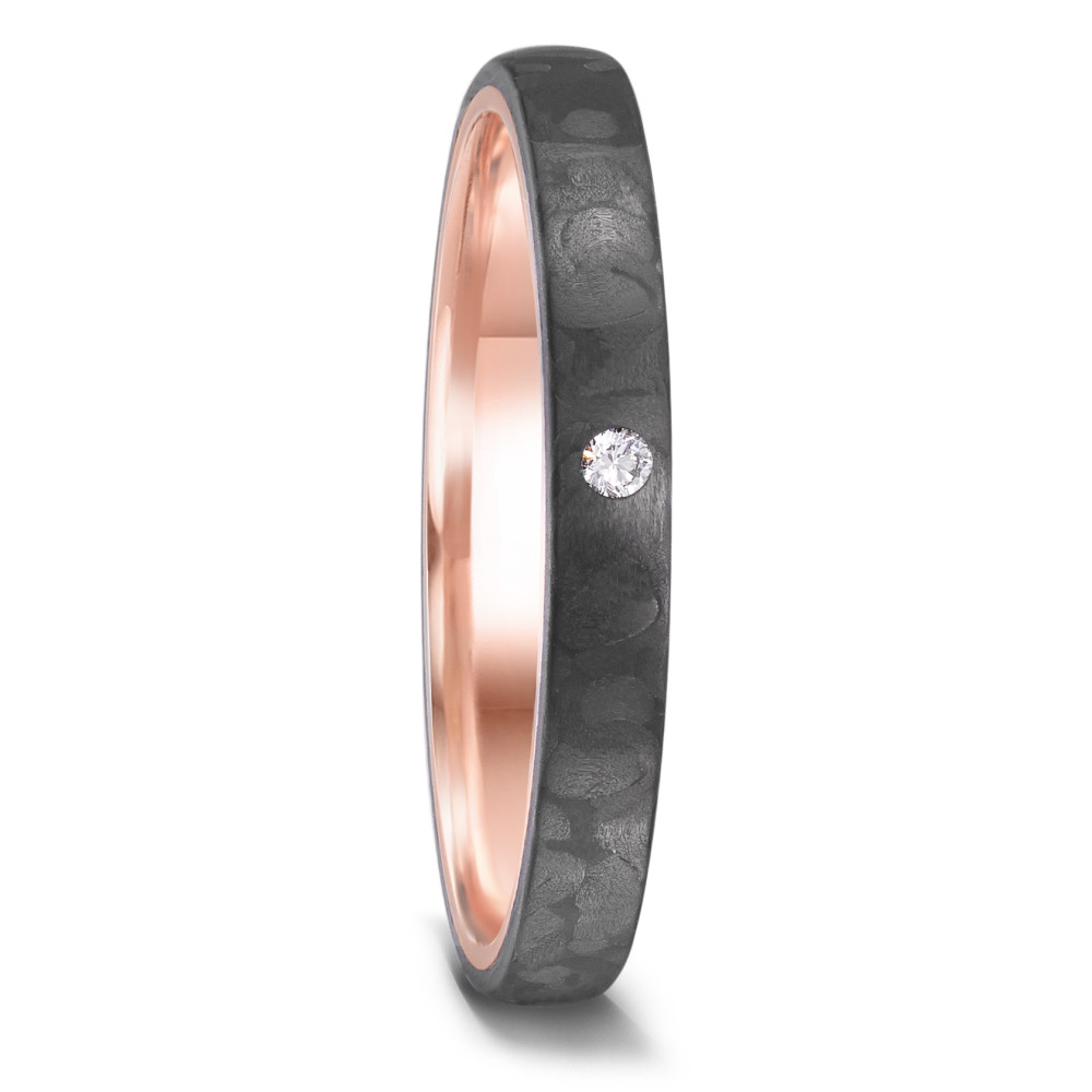 Aufnahme von schmalen Eheringen aus schwarzem Carbon mit Rotgold und Diamanten