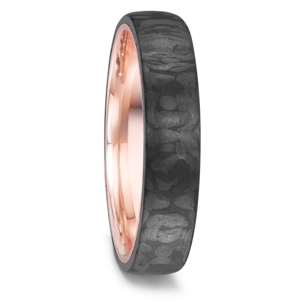 Aufnahme von Eheringen aus Carbon&Rotgold mit Maserung und Diamanten