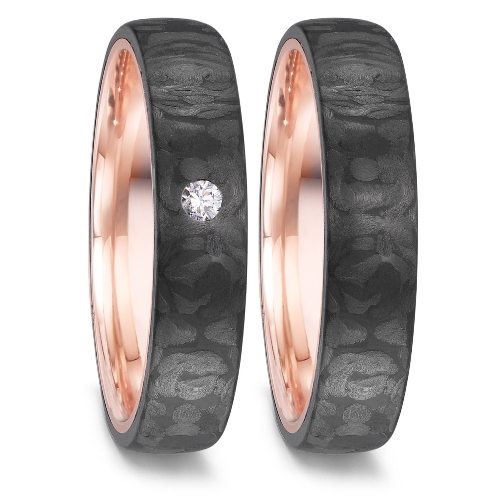 Aufnahme von Eheringen aus Carbon&Rotgold mit Maserung und Diamanten